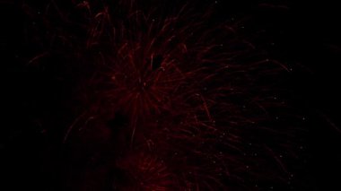 4 Temmuz 'daki bağımsızlık gününden önce havai fişek festivalinde Deep Black Background Sky' da gerçek havai fişek gösterisi. Güzel havai fişek gösterisi. Yavaş çekim 100 fps