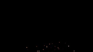 4 Temmuz 'daki bağımsızlık gününden önce havai fişek festivalinde Deep Black Background Sky' da gerçek havai fişek gösterisi. Güzel havai fişek gösterisi. Yavaş çekim 100 fps