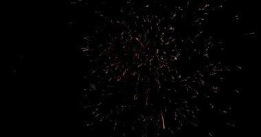 4 Temmuz 'daki bağımsızlık gününden önce havai fişek festivalinde Deep Black Background Sky' da gerçek havai fişek gösterisi. Güzel havai fişek gösterisi. 4K yavaş çekim 100 fps