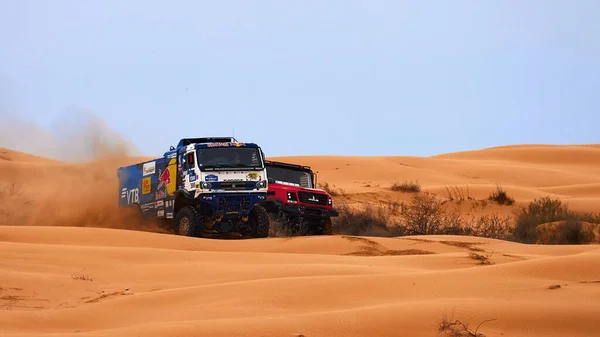 Mitingde Kamaz ve Maz arasındaki rekabet. Spor kamyonu KAMAZ, Rally 'nin kuma yaptığı baskın sırasında rotanın zor kısmını aşıyor. KAGAN-2021 'in altını. 26.04.2021 Astrakhan, Rusya — Stok fotoğraf