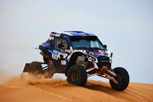 Tripulación de mujeres en el rally. El coche deportivo supera la parte difícil de la ruta durante el rally raid THE GOLD OF KAGAN-2021. 26.04.2021 Astracán, Rusia — Foto de Stock