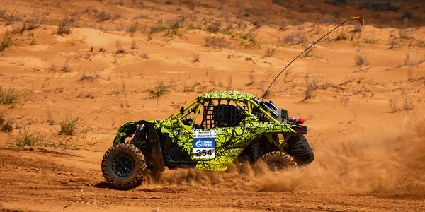 Sportsvogn kommer over den vanskelige del af ruten under Rally raid GOLD OF KAGAN-2021. 26.04.2021 Astrakhan, Rusland - Stock-foto