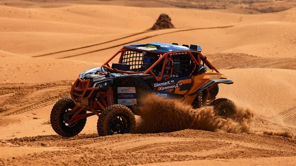 Sports car gets over the difficult part of the route during the Rally raid THE GOLD OF KAGAN-2021. 26.04.2021 Astrakhan, Russia — Stock Photo, Image