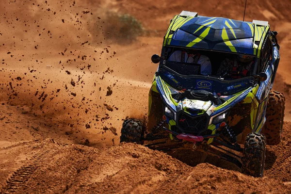 El coche deportivo supera la parte difícil de la ruta durante el rally raid THE GOLD OF KAGAN-2021. 26.04.2021 Astracán, Rusia — Foto de Stock