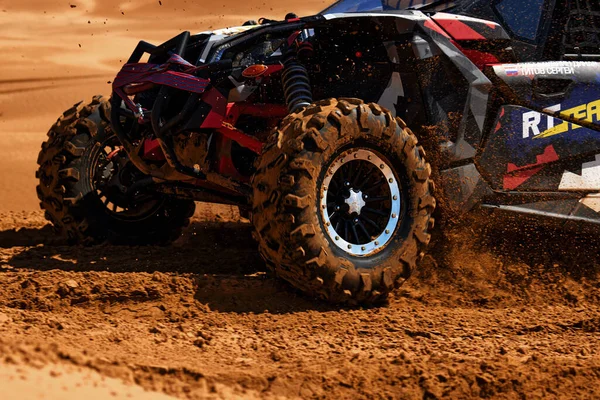 Sports car gets over the difficult part of the route during the Rally raid THE GOLD OF KAGAN-2021. 26.04.2021 Astrakhan, Russia — Stock Photo, Image