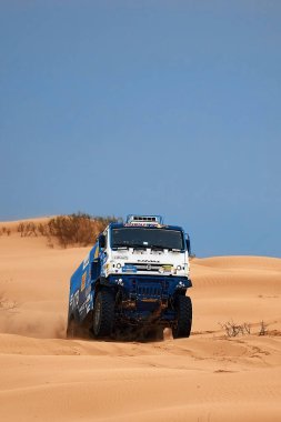 Spor kamyonu KAMAZ, Rally 'nin kuma yaptığı baskın sırasında rotanın zor kısmını aşıyor. KAGAN-2021 'in altını. 26.04.2021 Astrakhan, Rusya