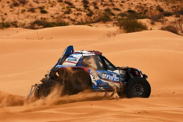 El coche deportivo supera la parte difícil de la ruta durante el rally raid THE GOLD OF KAGAN-2021. 26.04.2021 Astracán, Rusia — Foto de Stock