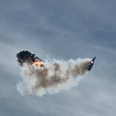 Uçak savaşçısı uçar ve mavi gökyüzüne ateş eder. Dövüşçü manevra sırasında ısı tuzaklarını vurur. Gösteride bir dövüşçü akrobasi yaparken