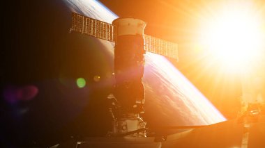 ISS Progress ikmal gemisine bakın, SpaceX mürettebat ejderhasındaki yolcu penceresinden bakın. Uzay İstasyonu 'na yanaşma manevrası. NASA tarafından desteklenen görüntü elementleri