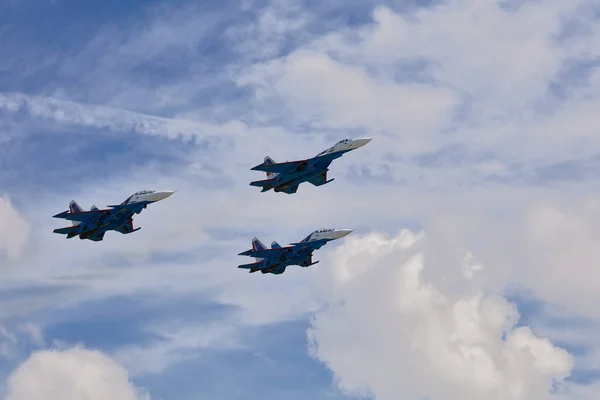 Prestaties van het aerobatische team Russische Ridders, Russische Luchtmacht. vliegtuigen Sukhoi Su-30SM, NAVO codenaam: Flanker-C. International Military-Technical Forum Army-2020. 09.25.2020, Moskou, Rusland — Stockfoto