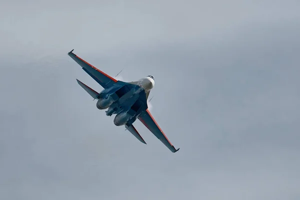 Rus Hava Kuvvetleri, Rus Şövalyeleri akrobatik takımının performansı. Uçaklar Sukhoi Su-30SM, NATO kod adı Flanker-C Uluslararası Askeri-Teknik Forum-2020. 09.25.2020, Moskova, Rusya — Stok fotoğraf