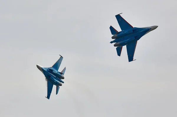 Desempeño del equipo acrobático Caballeros rusos, Fuerza Aérea Rusa. aviones Sukhoi Su-30SM, nombre en clave de la OTAN: Flanker-C. International Military-Technical Forum Army-2020. 09.25.2020, Moscú, Rusia —  Fotos de Stock