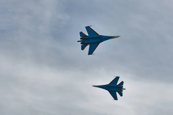 Desempeño del equipo acrobático Caballeros rusos, Fuerza Aérea Rusa. aviones Sukhoi Su-30SM, nombre en clave de la OTAN: Flanker-C. International Military-Technical Forum Army-2020. 09.25.2020, Moscú, Rusia —  Fotos de Stock