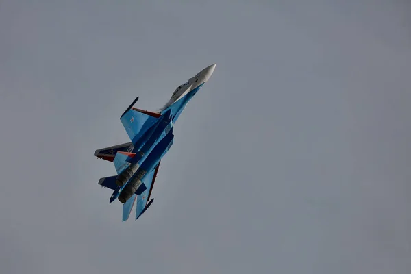 Az Orosz Lovagok, az Orosz Légierő aerobik csapatának teljesítménye. repülőgépek Sukhoi Su-30SM, NATO-kód neve: Flanker-C. Nemzetközi Katonai-Műszaki Fórum Hadserege-2020. 09.25.2020, Moszkva, Oroszország — Stock Fotó