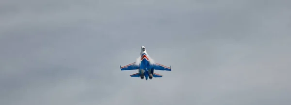 Rus Hava Kuvvetleri, Rus Şövalyeleri akrobatik takımının performansı. Uçaklar Sukhoi Su-30SM, NATO kod adı Flanker-C Uluslararası Askeri-Teknik Forum-2020. 09.25.2020, Moskova, Rusya — Stok fotoğraf