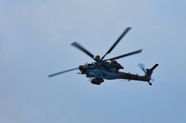 Mil Mi-28 Mi-28NM, NATO 'nun kodu: Havoc. Rus hava durumu, gece gündüz, askeri tandem, MAKS 2019 hava gösterisinde iki kişilik zırhsız saldırı helikopteri. ZHUKOVSKY, RUSSIA, 27 Ağustos 2019