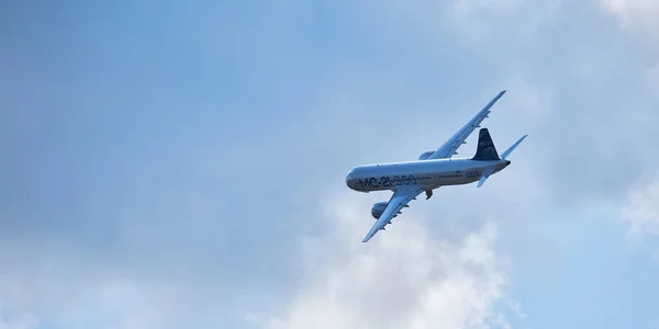 Nuevo avión ruso de pasajeros MS-21-300 prototipo volador de un nuevo avión civil ruso durante los vuelos de prueba en el espectáculo aéreo MAKS 2019. ZHUKOVSKY, RUSIA, 27 de agosto de 2019 —  Fotos de Stock