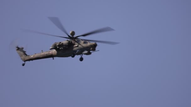 Mil Mi-28 Demonstrační let, Mi-28NM, kodifikace NATO: Havoc. Nejnovější ruská helikoptéra se všemi povětrnostními vlivy, zpomalený film 100 fps — Stock video