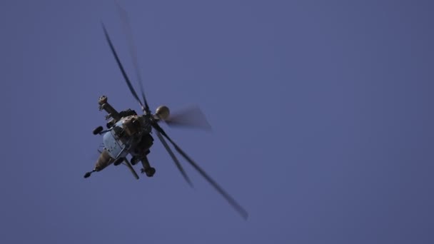 Демонстрационный полет Ми-28, Ми-28НМ, кодификация НАТО: Havoc. Новый российский вертолет всесезонной атаки, замедленная съемка 100 кадров в секунду — стоковое видео