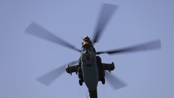 Mil Mi-28 Demonstration flight, Mi-28NM, a NATO kodifikációja: Havoc. A legújabb orosz all-weather támadó helikopter, lassított felvétel 100 fps — Stock videók