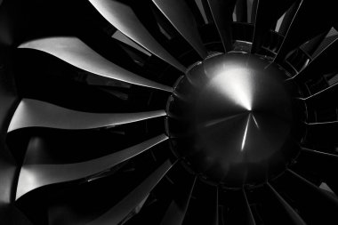 Modern turbofan motoru. Siyah arkaplandaki hava aracının turbo jetini kapatın. Uçağın turbofan motorunun pervaneleri.