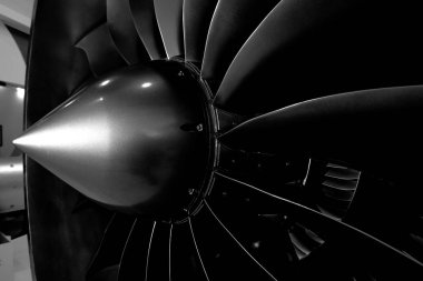 Modern turbofan motoru. Siyah arkaplandaki hava aracının turbo jetini kapatın. Uçağın turbofan motorunun pervaneleri.