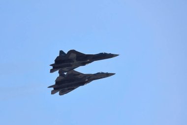 Yeni Rus uçakları SU 57 (T-50) Moskova Uluslararası Havacılık ve Uzay Salonu MAKS 2019 'da hava manevra savaşı gösteriyor. Rusya, 28 Ağustos 2019.