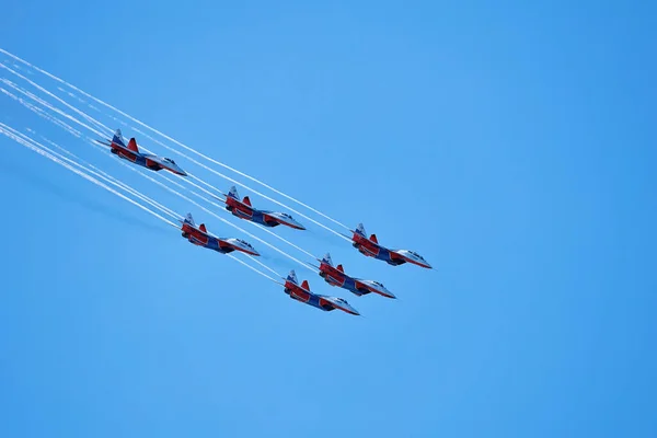 Flugshow Des Kunstflugteams Strizhi Die Mauersegler Kunstflugteam Auf Kampfflugzeugen Mig — Stockfoto