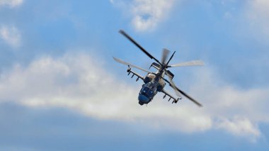 Kamov Ka-52 Timsah (NATO kod adı: Hokum B) Rus hava kuvvetlerinin saldırı helikopteri menzilde. Saldırı helikopteri MAKS 2019 hava gösterisinde gösteri uçuşunu gerçekleştiriyor. ZHUKOVSKY, RUSSIA, 27 Ağustos 2019.