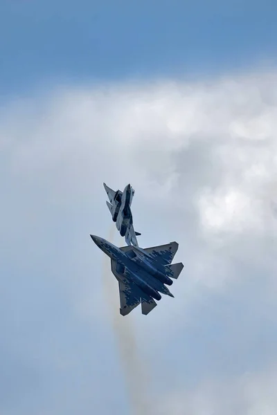 Új orosz öt generációs vadászgépek SU 57, T-50 bemutatja légi manőver csata Moszkva Nemzetközi Repülési és Űrszalon MAKS 2019. Oroszország, 2019. augusztus 28. — Stock Fotó