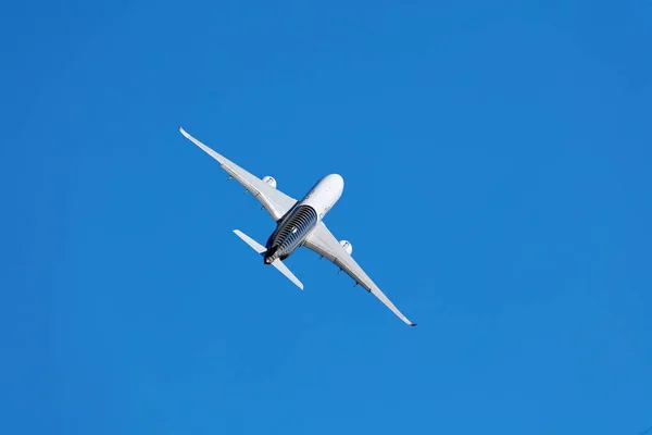 AIRBUS A350 XWB. Vuelo de demostración de avión moderno en el espectáculo aéreo MAKS 2019. ZHUKOVSKY, RUSIA, 30 de agosto de 2019 —  Fotos de Stock