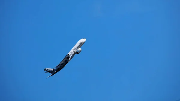 AIRBUS A350 XWB in Verbindung setzen. Modernes Passagierflugzeug Demonstrationsflug auf der MAKS 2019 Airshow. ZUKOVSKY, RUSSLAND, 30. AUGUST 2019 — Stockfoto