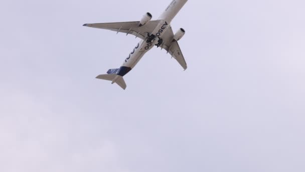 AIRBUS A350-1000. Vuelo de demostración de avión moderno en el espectáculo aéreo MAKS 2021. ZHUKOVSKY, RUSIA, 21.07.2021 — Vídeo de stock