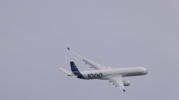 AIRBUS A350-1000. Демонстрационный полет современного авиалайнера на авиасалоне МАКС 2021. ЖУКОВСКИЙ, РОССИЯ, 21.07.2021 — стоковое видео
