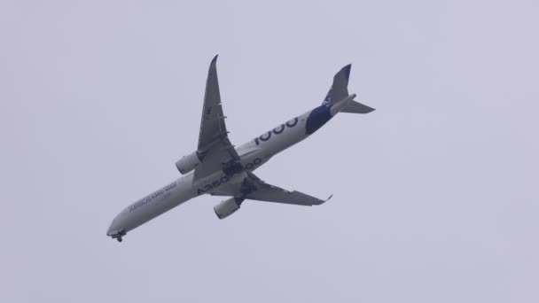 Samolot A350-1000. Nowoczesny lot pokazowy samolotu na targach MAKS 2021. Żukowski, Rusija, 21.07.2021 r. — Wideo stockowe