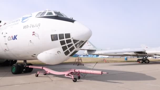 IL-76 LL TV7-117ST deneysel turboprop motorlu LABORATORY uçuyor. Elektrik santrallerini test etmek için uçak. MAKS Hava Gösterisi 'nin gösteri alanı. 2021 hava gösterisine çıkıyor. ZHUKOVSKY, RUSSIA, 21.07.2021 — Stok video
