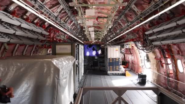La cabine de l'avion AIRBUS A350 pour les essais en vol. La structure interne de l'avion d'essai. Spectacle MAKS 2021. ZHUKOVSKY, RUSSIE, 21.07.2021 — Video