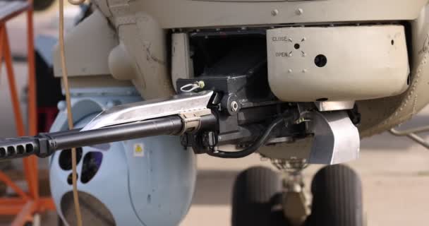 Το δίδυμο όπλο του ελικοπτέρου Mi-35P είναι σε κίνηση. Σύστημα σκόπευσης και κινητή πλατφόρμα πυροβόλων όπλων, εκπαίδευση προ πτήσης. αργή κίνηση 100 fps. MAKS 2021 αεροπορική επίδειξη. ZHUKOVSKY, ΡΩΣΙΑ, 21.07.2021 — Αρχείο Βίντεο