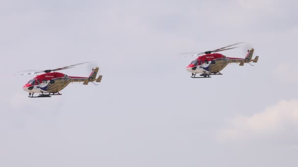 Un equipo de la Fuerza Aérea India Sarang en el helicóptero Dhruv. El equipo acrobático actúa en cuatro helicópteros indios ALH Dhruv. cámara lenta 100 fps. Exposición aérea MAKS 2021. ZHUKOVSKY, RUSIA, 21.07.2021 — Vídeo de stock