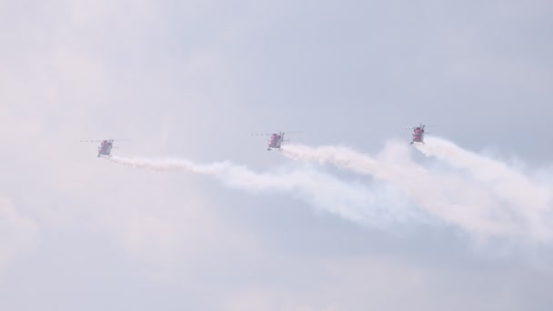 Un equipo de la Fuerza Aérea India Sarang en el helicóptero Dhruv. El equipo acrobático actúa en cuatro helicópteros indios ALH Dhruv. cámara lenta 100 fps. Exposición aérea MAKS 2021. ZHUKOVSKY, RUSIA, 21.07.2021 — Vídeo de stock