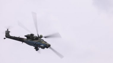 Mi-28 NM saldırı helikopteri gösteri uçuşu yapıyor. Mil 28, NATO rapor adı Havoc. MAKS 2021 hava gösterisinde gösteri uçuşu. Ağır çekimde 100 fp. ZHUKOVSKY, RUSSIA, 21.07.2021.