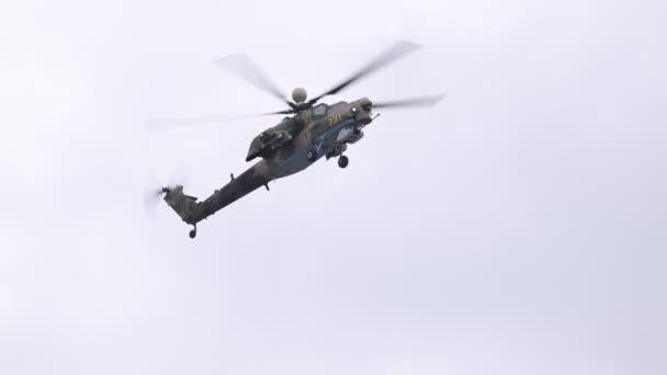 Helicóptero de ataque Mi-28 NM realizando vuelo de demostración. Mil 28, nombre de la OTAN Havoc. Vuelo de demostración en el programa aéreo MAKS 2021. cámara lenta 100 fps. ZHUKOVSKY, RUSIA, 21.07.2021. — Vídeos de Stock