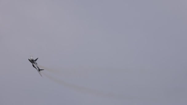 Nová ruská pětigenerační stíhačka SU 57, T-50 ukazuje leteckou bitvu, zpomalený pohyb 100 fps, na Moskevském mezinárodním leteckém a kosmickém salonu MAKS 2021, ZHUKOVSKY, RUSKO, 21.07.2021. — Stock video