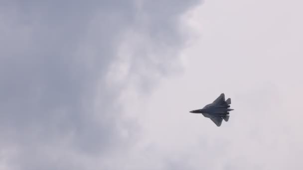 New Russian five generation fighter SU 57, T-50 shows aerial maneuver battle, slow motion 100 fps, at Moscow International Aviation and Space Salon MAKS 2021, ZHUKOVSKY, RUSSIA, 21.07.2021. — Stock Video