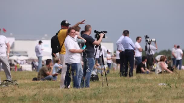 Глядачі на полі авіашоу MAKS. повільний рух 100 Fps, на Moscow International Aviation and Space Salon MAKS 2021, ZHUKOVSKY, RUSSIA, 21.07.2021 — стокове відео