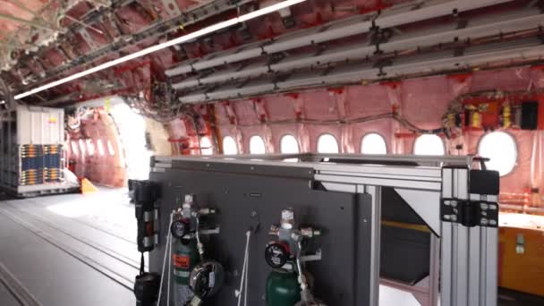 A cabine da aeronave AIRBUS A350 para testes de voo. Estrutura interna da aeronave de ensaio. Programa aéreo MAKS 2021. ZHUKOVSKY, RÚSSIA, 21.07.2021 — Vídeo de Stock