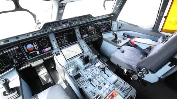 Das Cockpit des Flugzeugs AIRBUS A350 für Flugtests. Die interne Struktur des Testflugzeugs. MAKS 2021. ZUKOVSKY, RUSSLAND, 21.07.2021 — Stockvideo