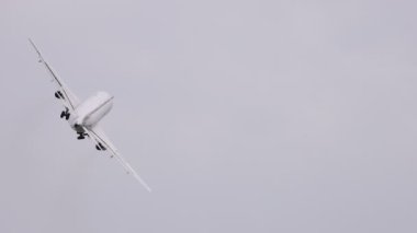 Sukhoi Superjet 100 'ün eşsiz akrobatikleri, MAKS-2021 hava gösterisinde SSJ-100. Hava gösterisinin gösteri programı. 100 fps 'in yavaş çekim videosu. ZHUKOVSKY, RUSSIA, 21.07.2021