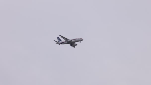 Unica aerobatica del Sukhoi Superjet 100, SSJ-100 al MAKS-2021 air Show. Programma dimostrativo dello spettacolo aereo. video al rallentatore di 100 fps. ZHUKOVSKY, RUSSIA, 21.07.2021 — Video Stock