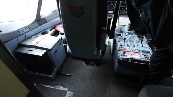 O cockpit da aeronave AIRBUS A350 para testes de voo. Estrutura interna da aeronave de ensaio. Programa aéreo MAKS 2021. ZHUKOVSKY, RÚSSIA, 21.07.2021 — Vídeo de Stock